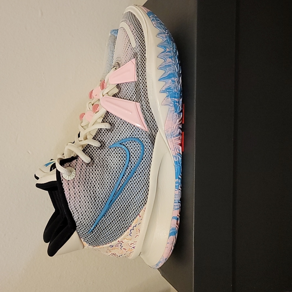 NIKE KYRIE 7